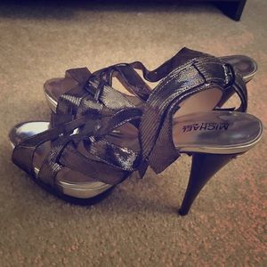 Brand new! Never worn Michael kors pumps!!